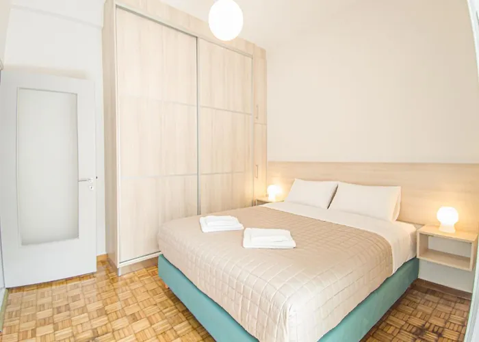 Centre Oasis: Renovated With Roof Garden Apartment