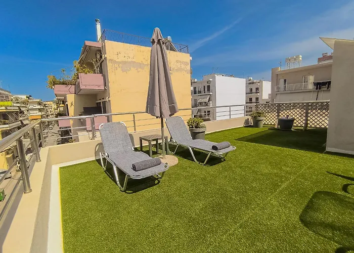 Centre Oasis: Renovated With Roof Garden Apartment *