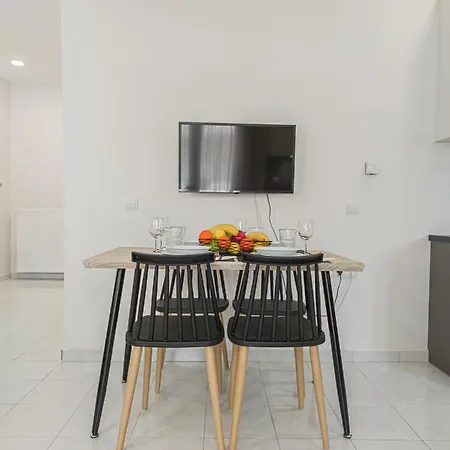 Fully Renovated In The Centre With Roof Garden! 3 Minutes From The Bus Station And 6 Minutes From The Old Town